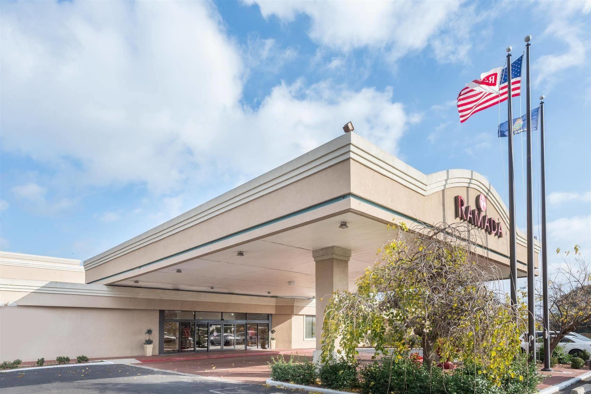 Ramada Overland Park Mission Exteriér fotografie